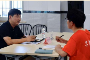 与社区居民深入访谈